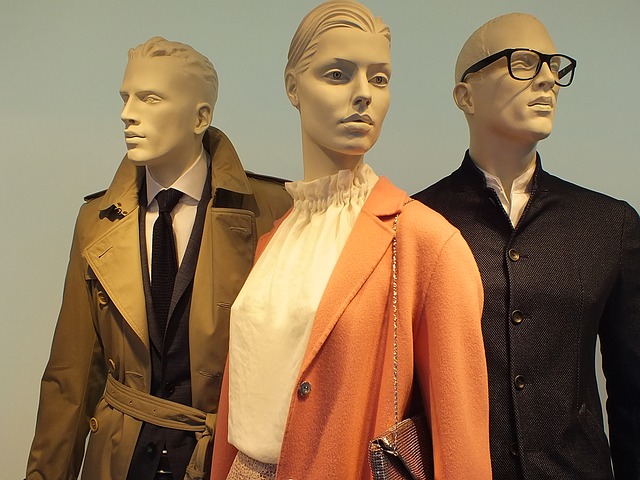 How to dress mannequins in a shopping store: merchandising lessons