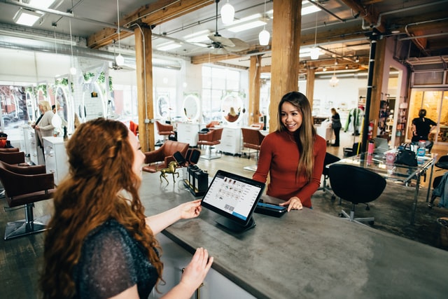 How to increase sales in a fashion store: checkout counter