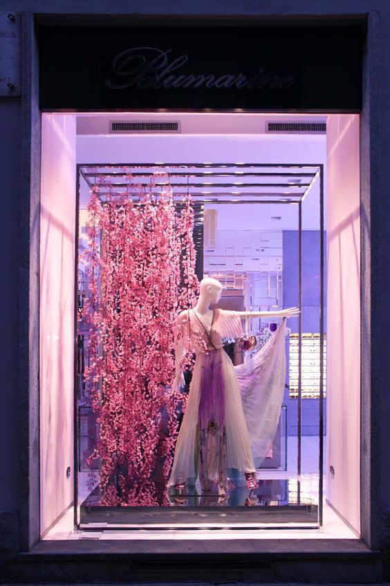 Visual merchandising tips in a clothing store: flowers | Italian E ...