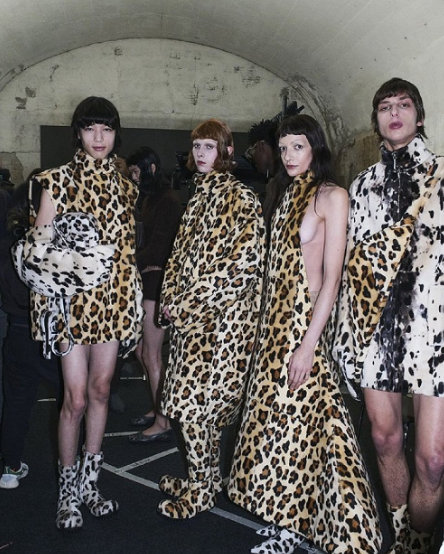 None of this season's Fashion Weeks would be complete without leopard print print. For example, at the show of the Marni fashion house, models walked onto the catwalk, which imitated a cave.