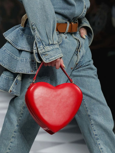 The_heart-shaped_bag_red